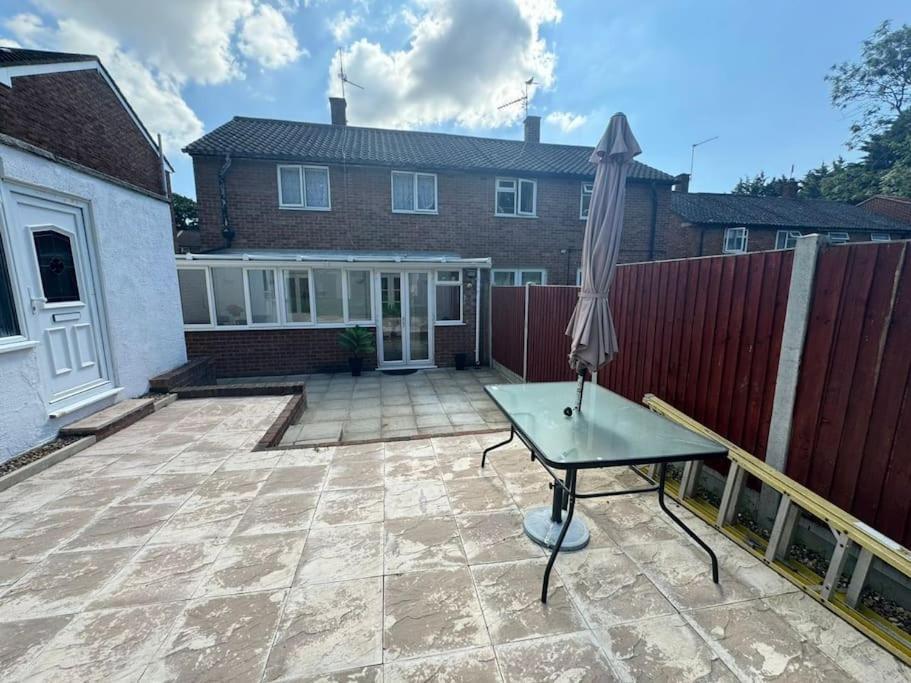 Charming 3-Bedroom Retreat With Modern Comforts South Ockendon Εξωτερικό φωτογραφία