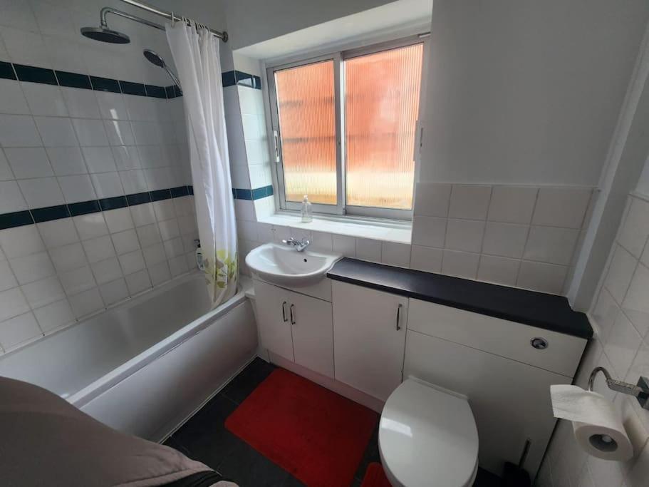 Charming 3-Bedroom Retreat With Modern Comforts South Ockendon Εξωτερικό φωτογραφία