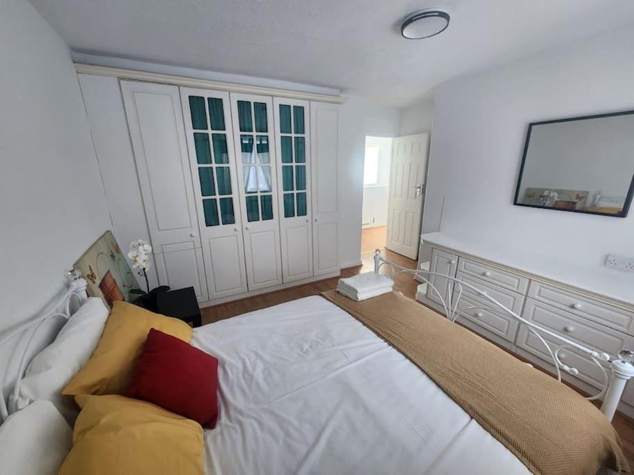 Charming 3-Bedroom Retreat With Modern Comforts South Ockendon Εξωτερικό φωτογραφία