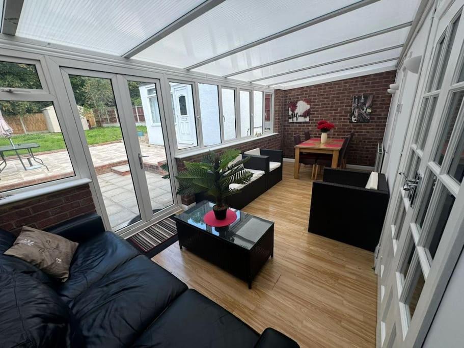 Charming 3-Bedroom Retreat With Modern Comforts South Ockendon Εξωτερικό φωτογραφία