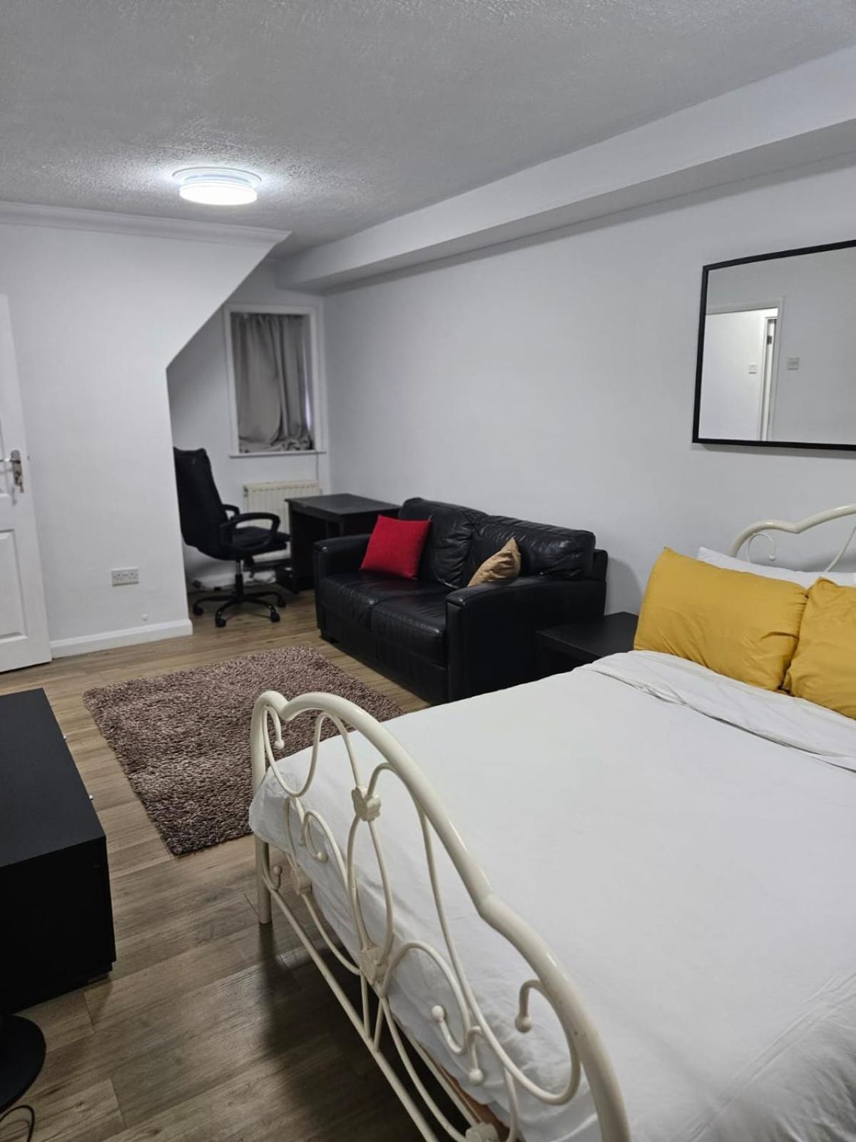 Charming 3-Bedroom Retreat With Modern Comforts South Ockendon Εξωτερικό φωτογραφία