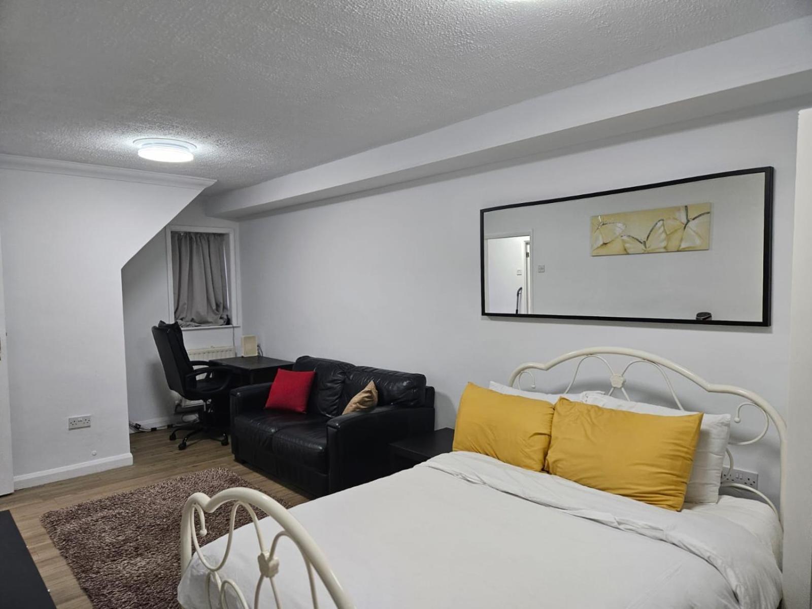 Charming 3-Bedroom Retreat With Modern Comforts South Ockendon Εξωτερικό φωτογραφία