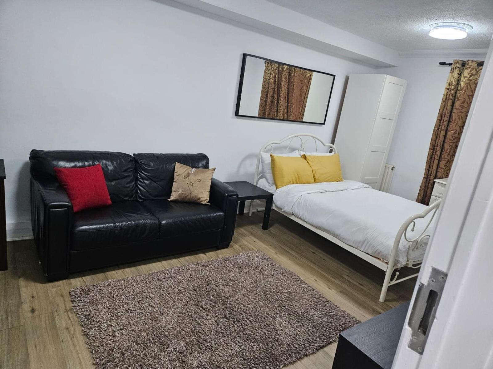 Charming 3-Bedroom Retreat With Modern Comforts South Ockendon Εξωτερικό φωτογραφία